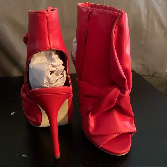 NIB Women’s Size 8.5 Red Heels & Red BJ Bag - Picture 5 of 6